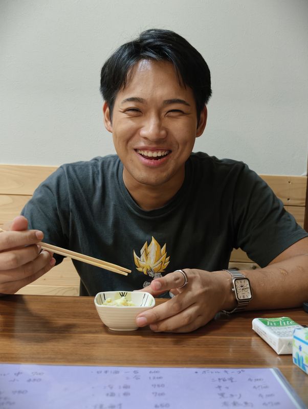 食卓で笑う友人