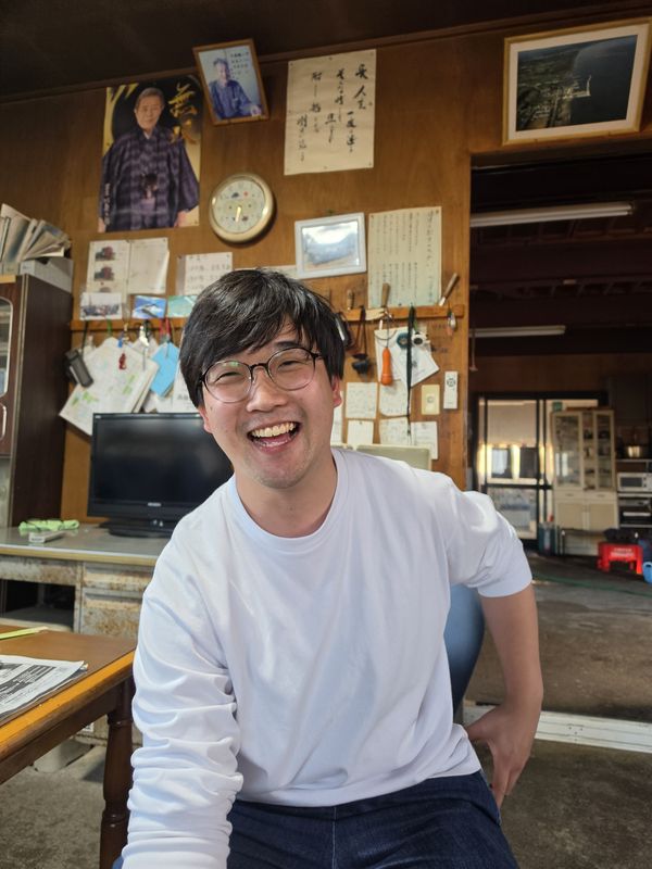 事務所で笑う友人